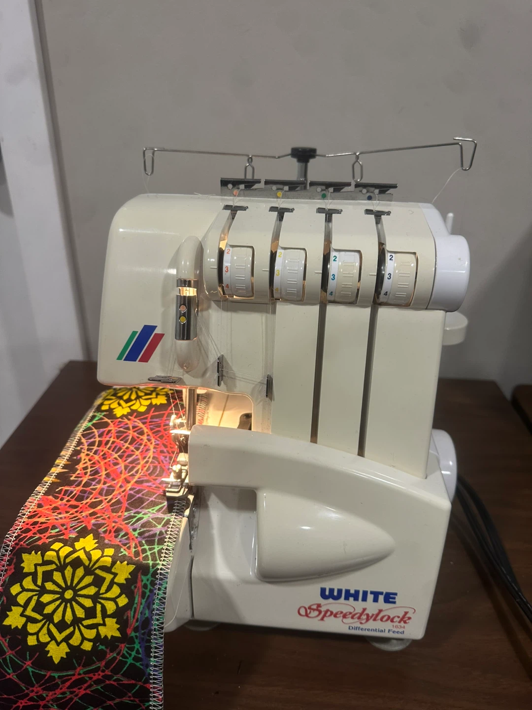 WHITE Speedy Lock Serger Sewing Machine