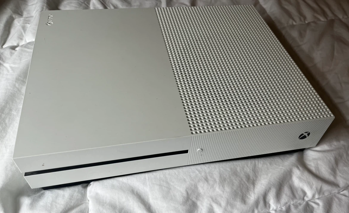 Xbox One S Console Bundle | 2 Controllers and 4 Games - photo 2