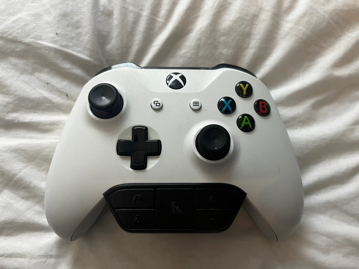 Xbox One S Console Bundle | 2 Controllers and 4 Games - photo 3
