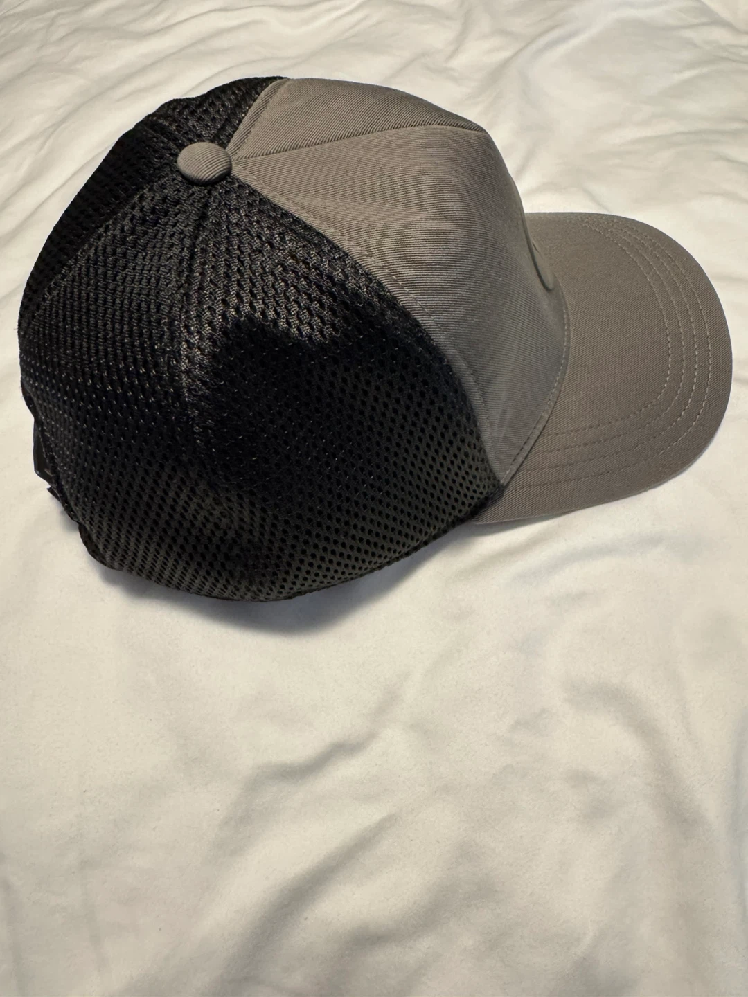 Excellent condition Lululemon Trucker Hat S/M Grey Black Mesh - photo 3