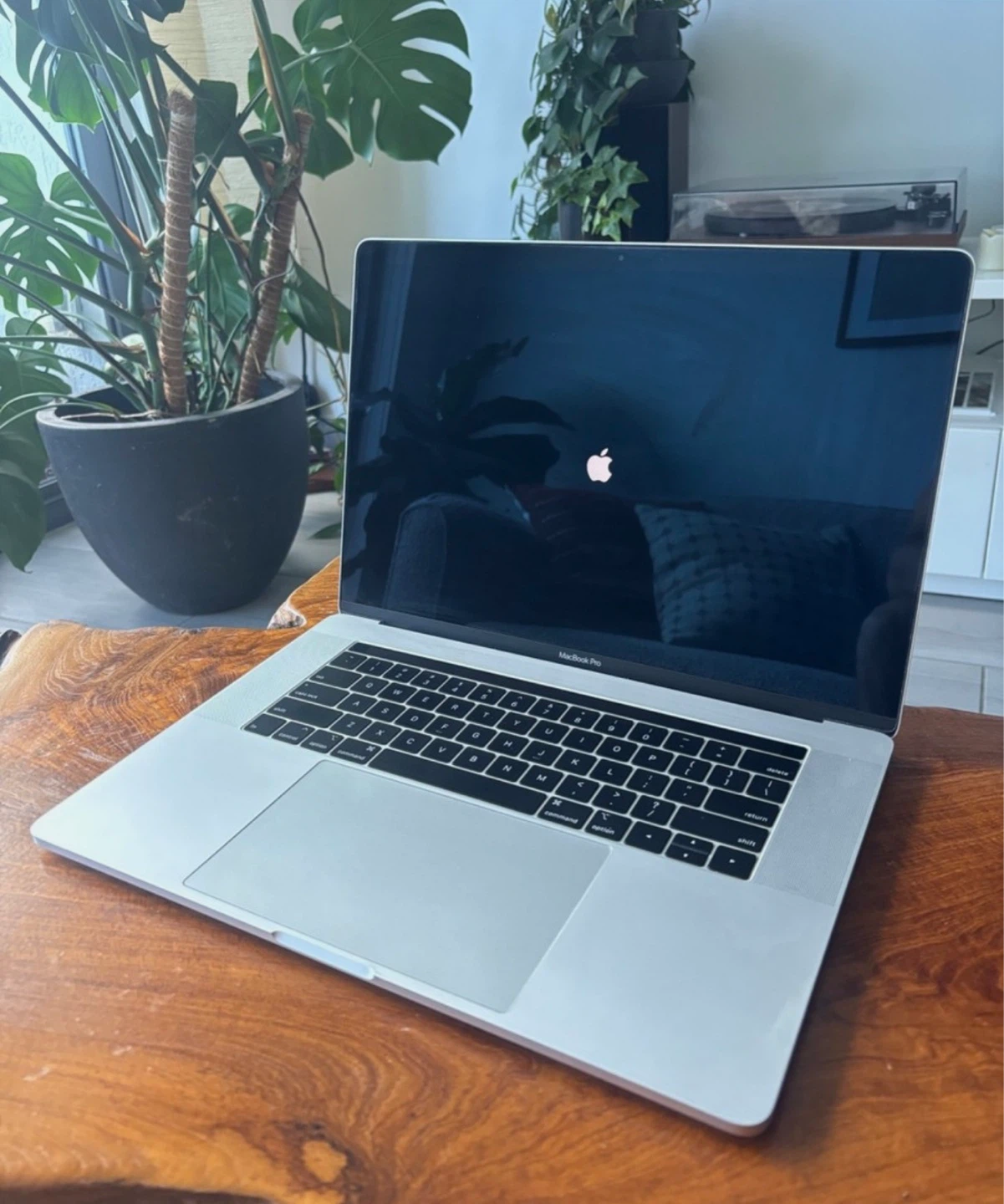 MacBook Pro 15” Touch Bar 2017 2.9ghz i7 16gb ram 500gb ssd