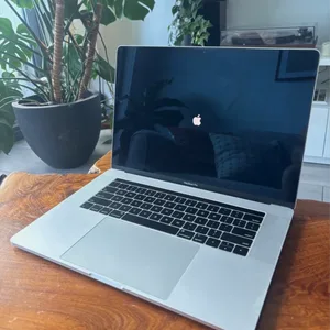 MacBook Pro 15” Touch Bar 2017 2.9ghz i7 16gb ram 500gb ssd