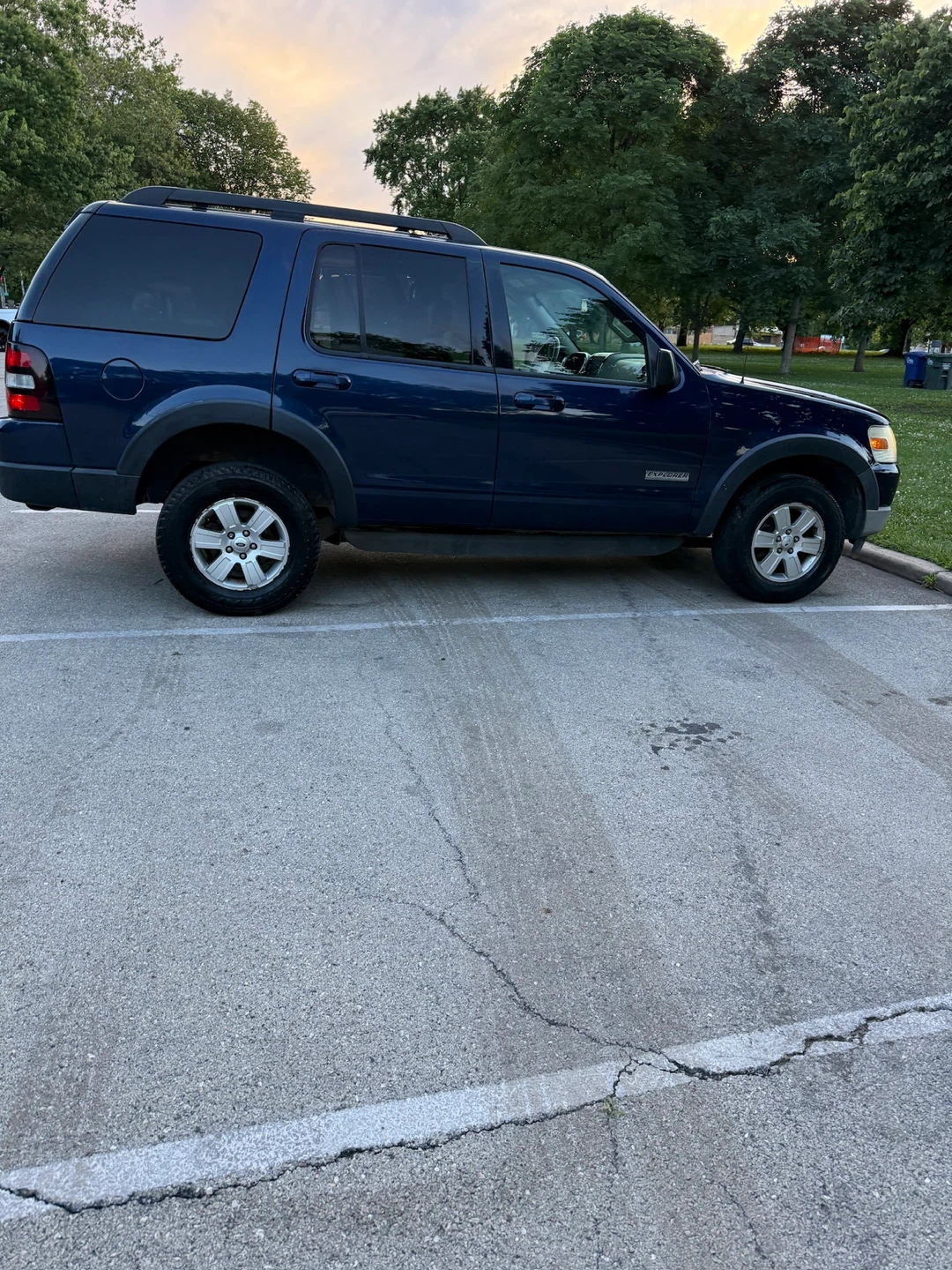 07 Blue Ford Explorer SUV - photo 2