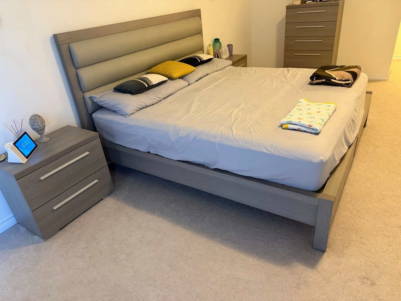 Moving sale — gorgeous Leon’s bedroom set + console table 🏡 - photo 4