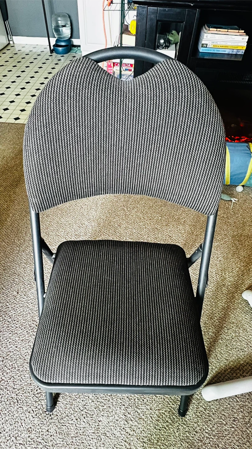 Grey round table and two folding chairs - photo 2