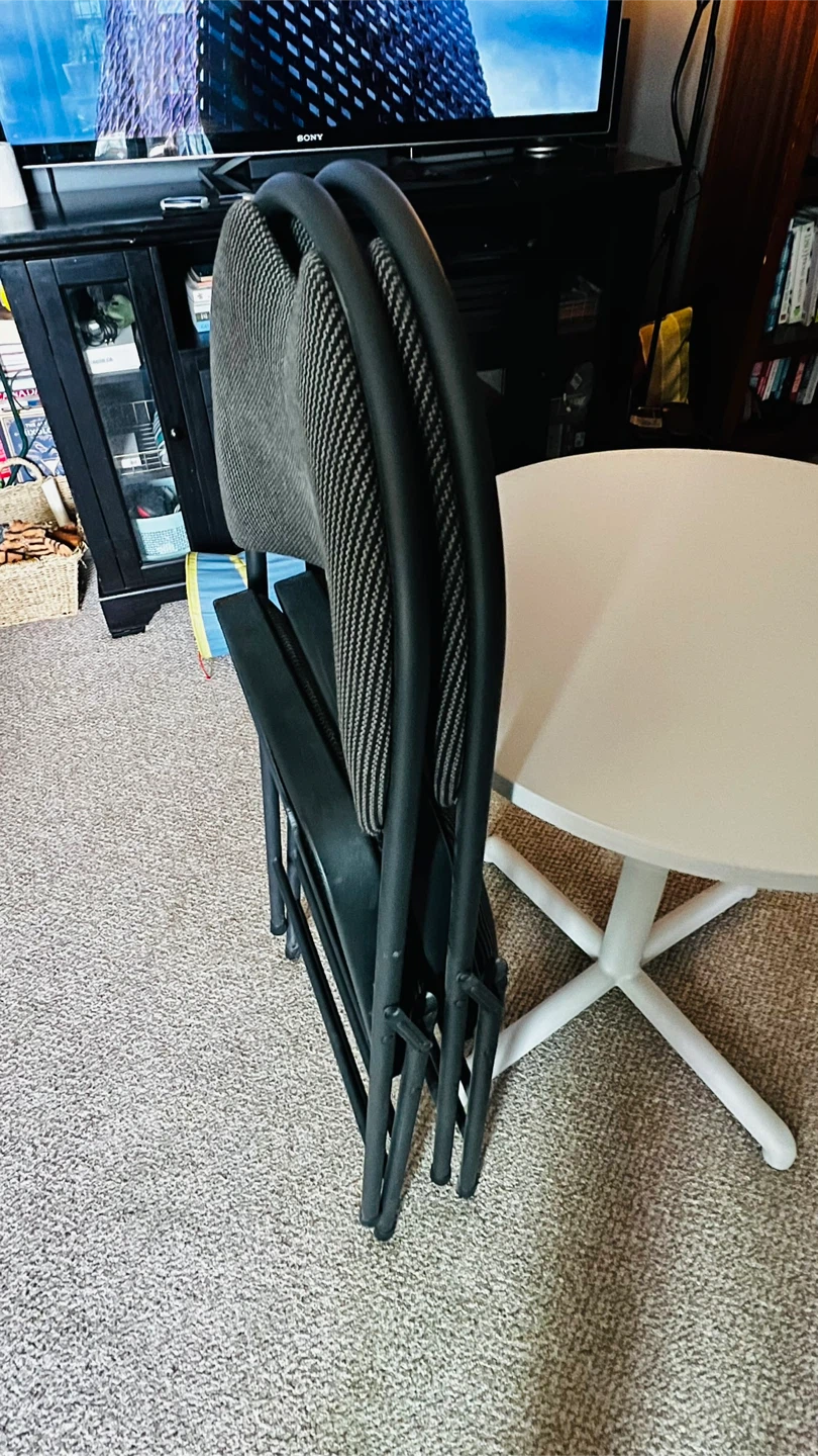 Grey round table and two folding chairs - photo 3