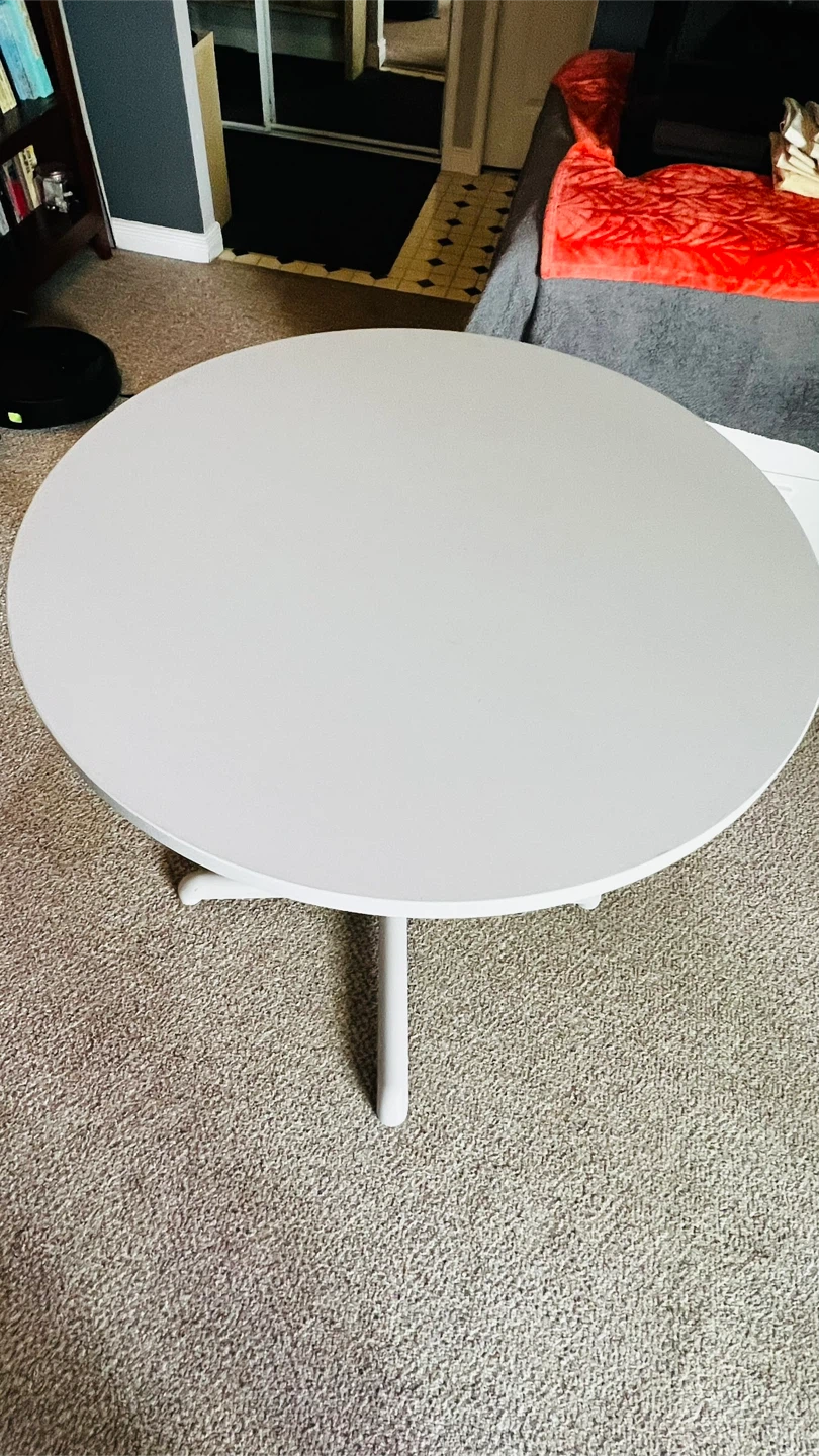 Grey round table and two folding chairs - photo 4