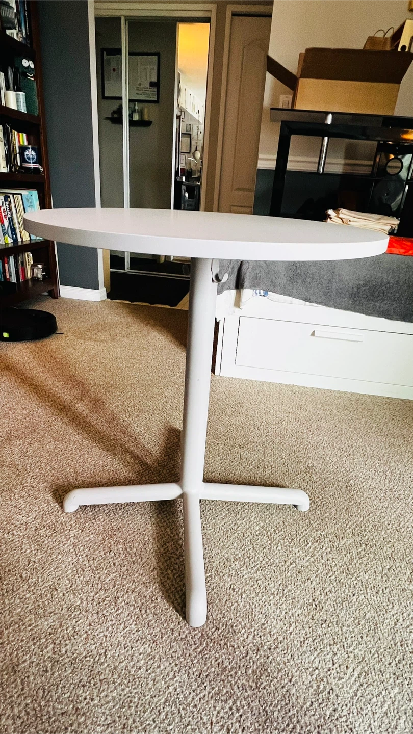 Grey round table and two folding chairs - photo 5