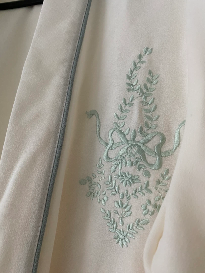 Cream robe with embroidered floral detail - photo 2