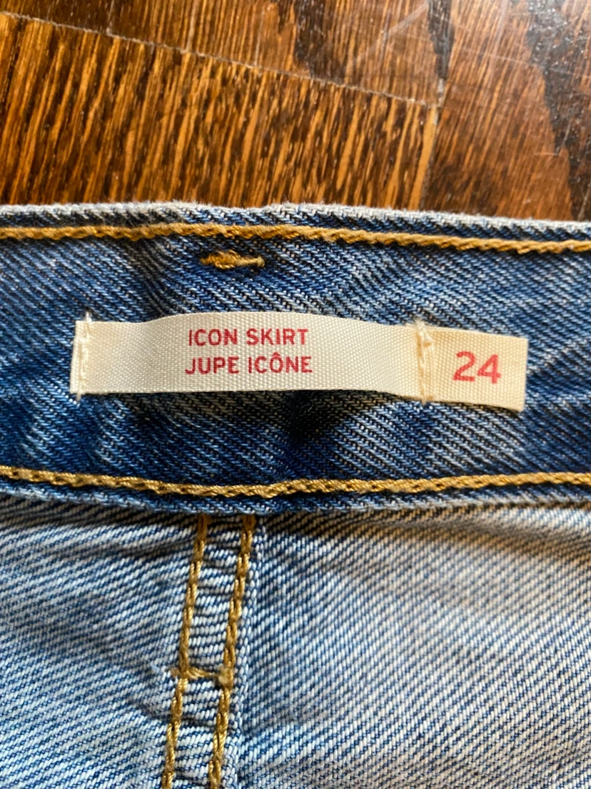 Levi's Icon Denim Skirt - Size 24 - photo 2