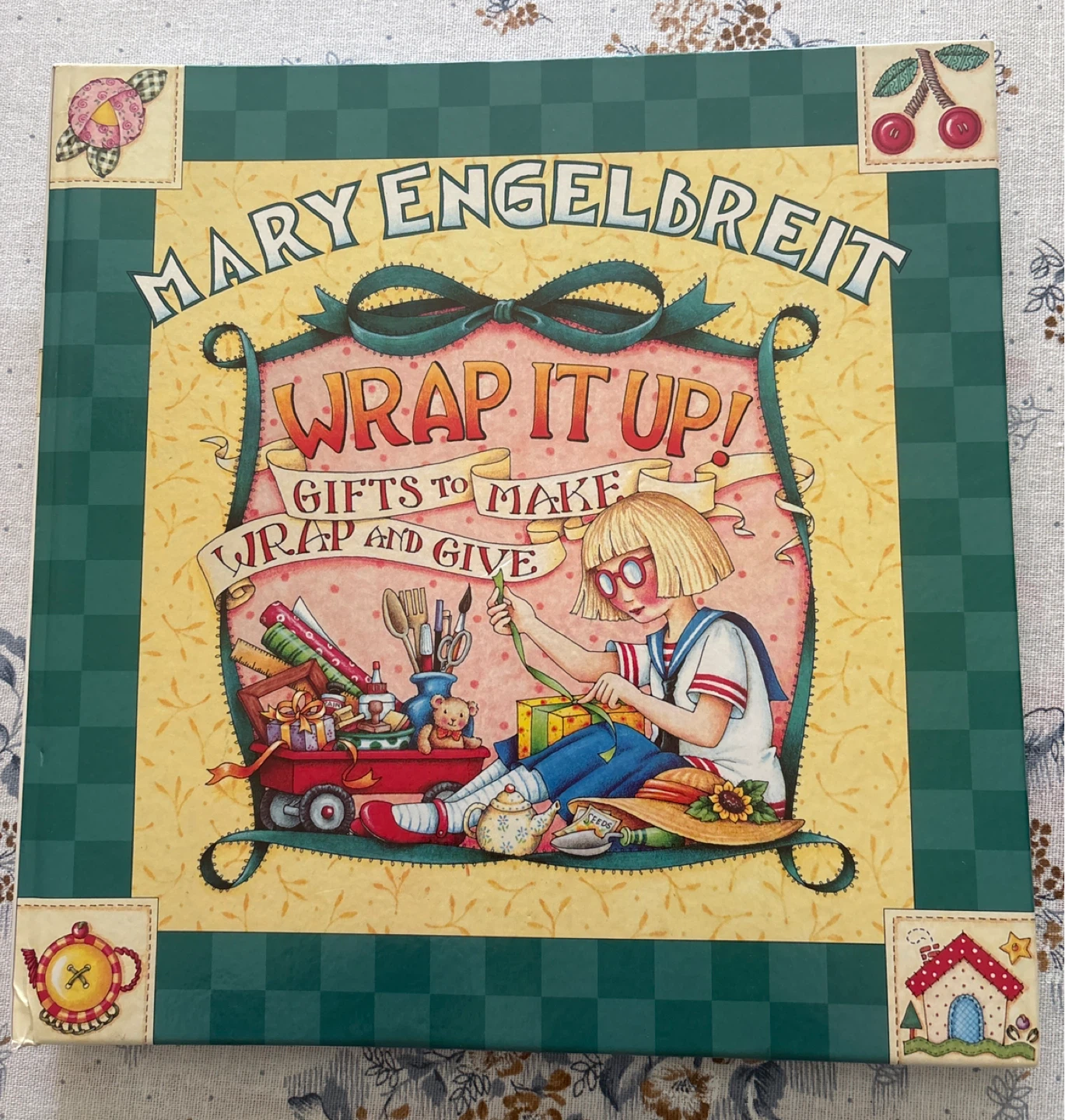 Mary Engelbreit Wrap It Up! Gifts to Make and Give Book