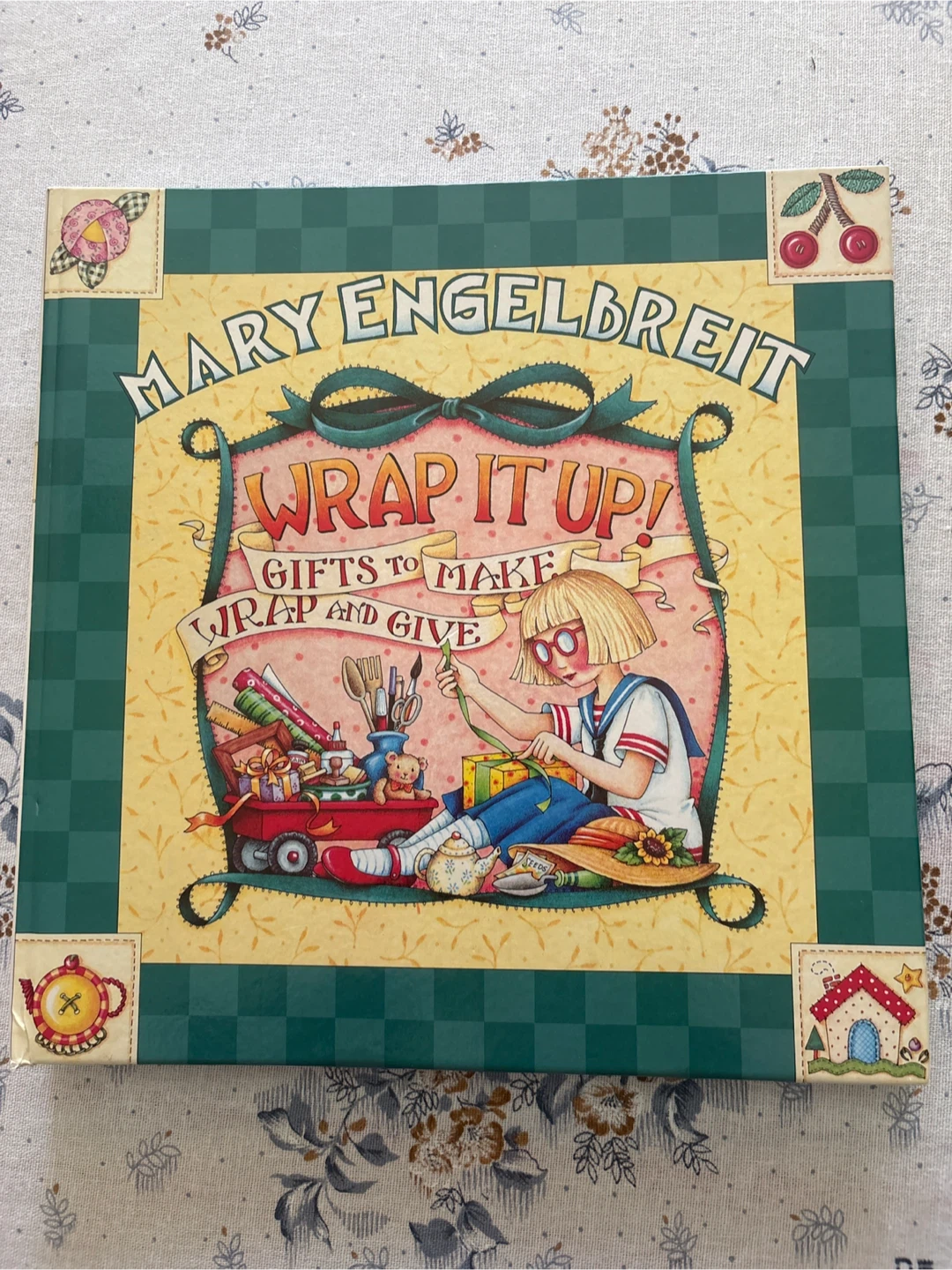 Mary Engelbreit Wrap It Up! Gifts to Make and Give Book - photo 2