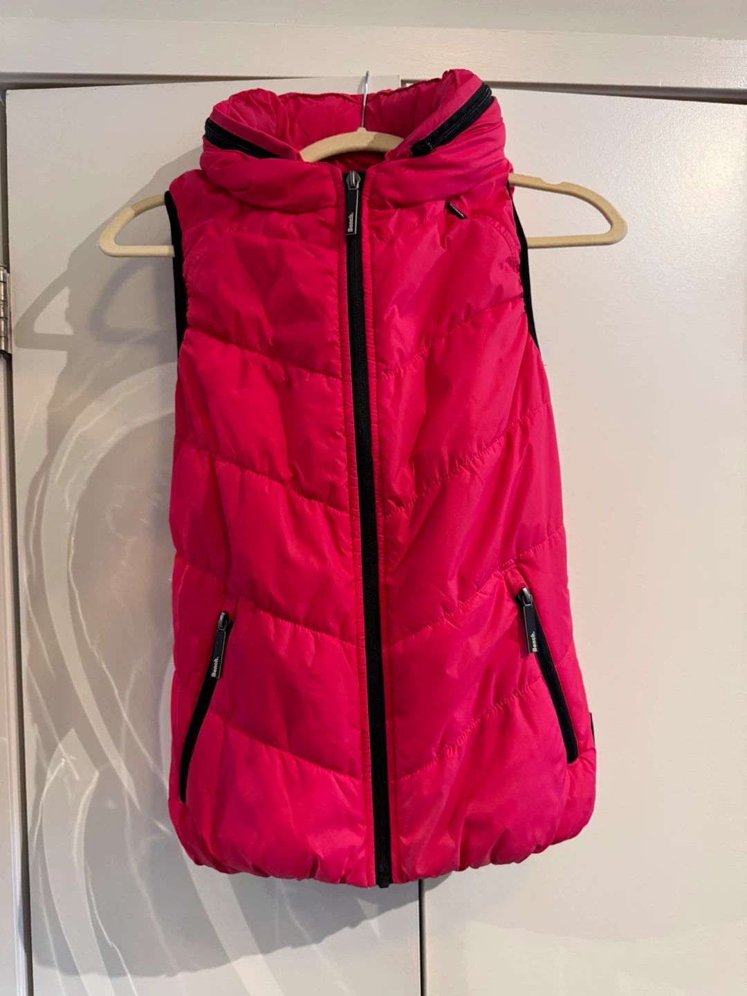 Bench hot pink puffer quilted vest. Front pockets Hideaway hood - photo 4