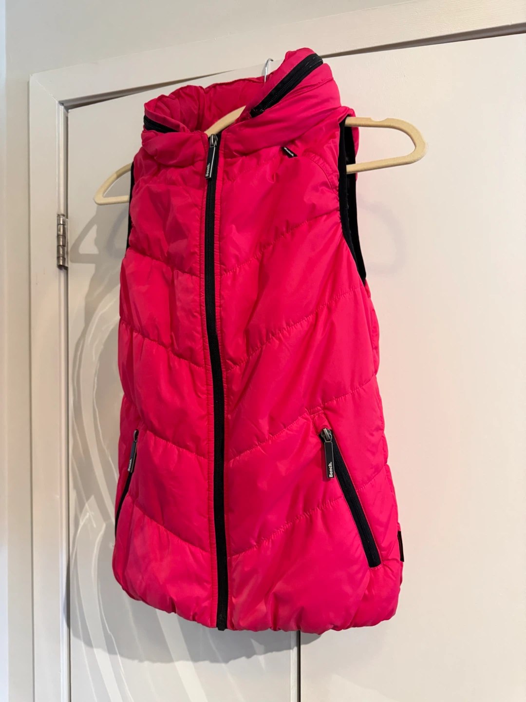 Bench hot pink puffer quilted vest. Front pockets Hideaway hood - photo 5