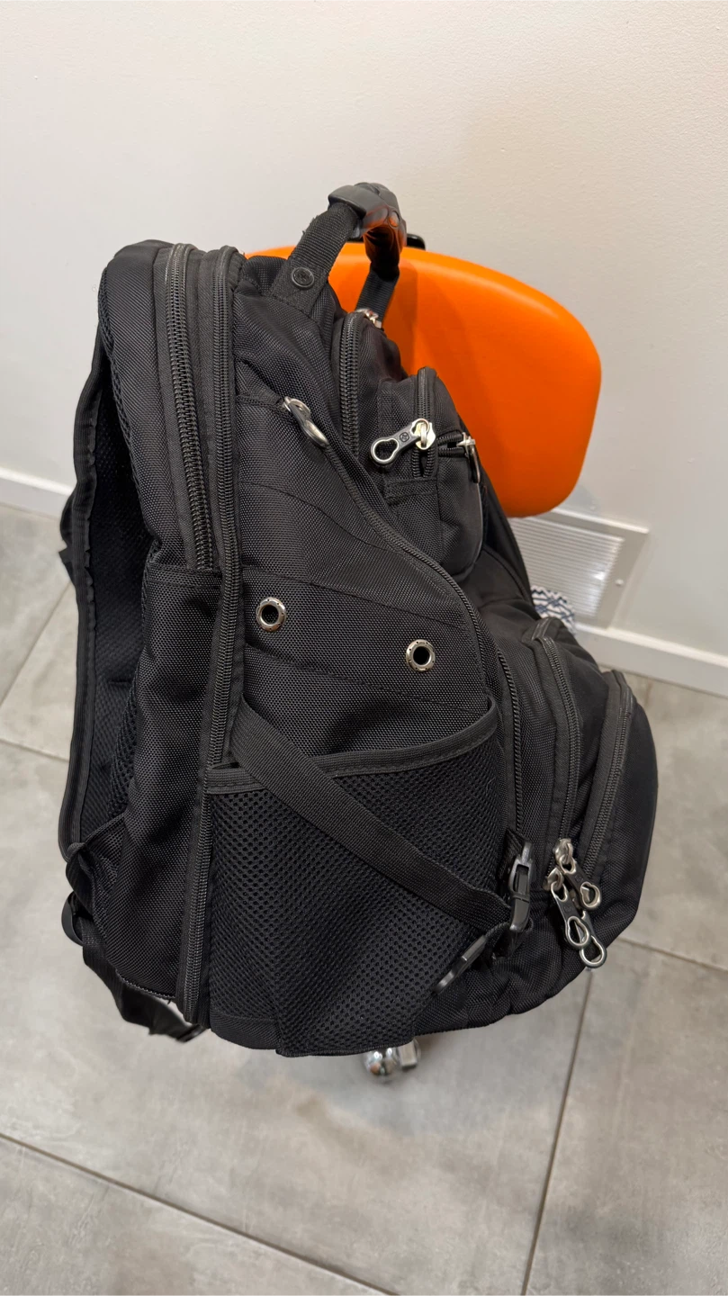 Black Swiss Gear Backpack - photo 3
