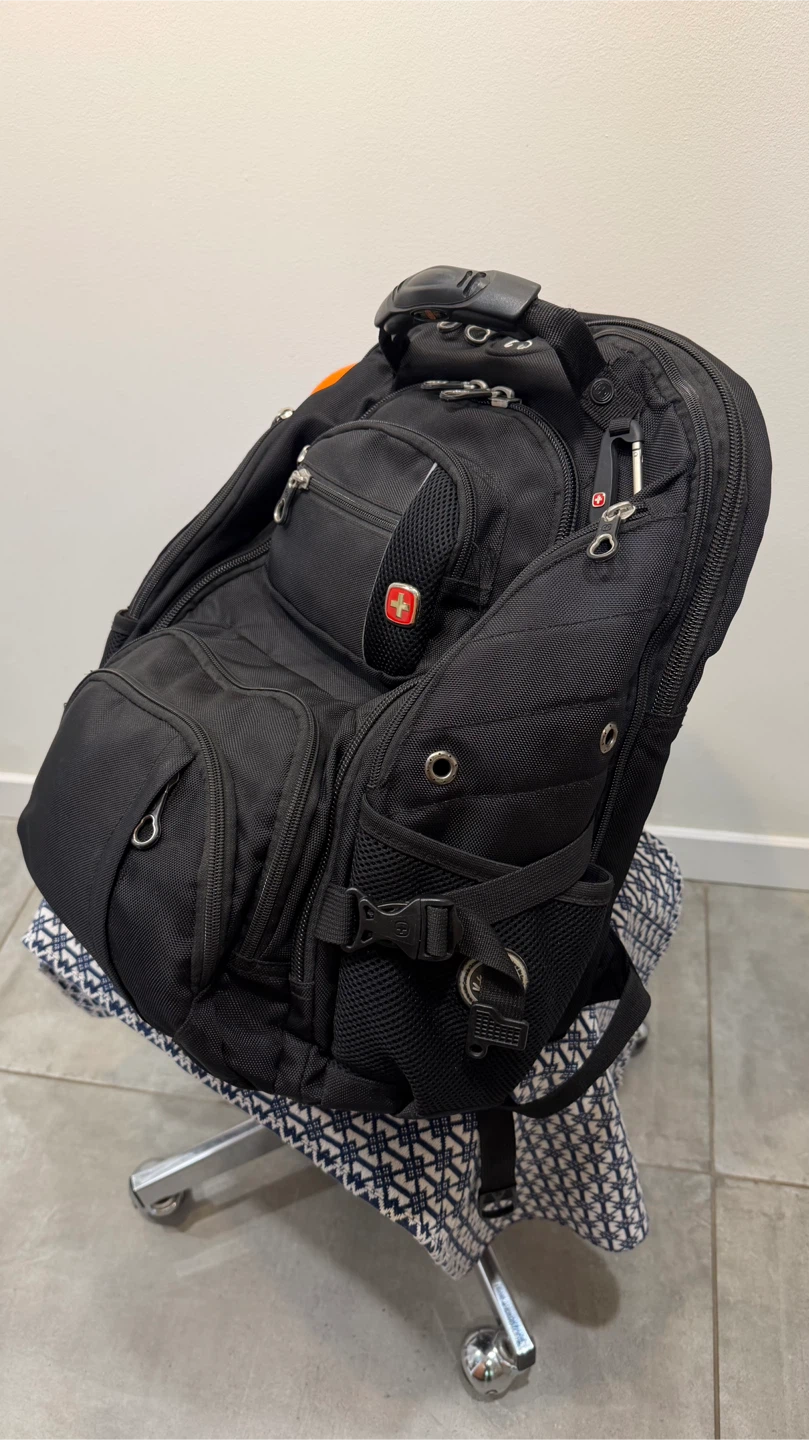Black Swiss Gear Backpack - photo 4