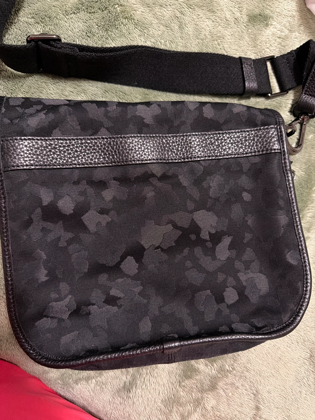 Lululemon Black Camo Crossbody Bag - photo 4