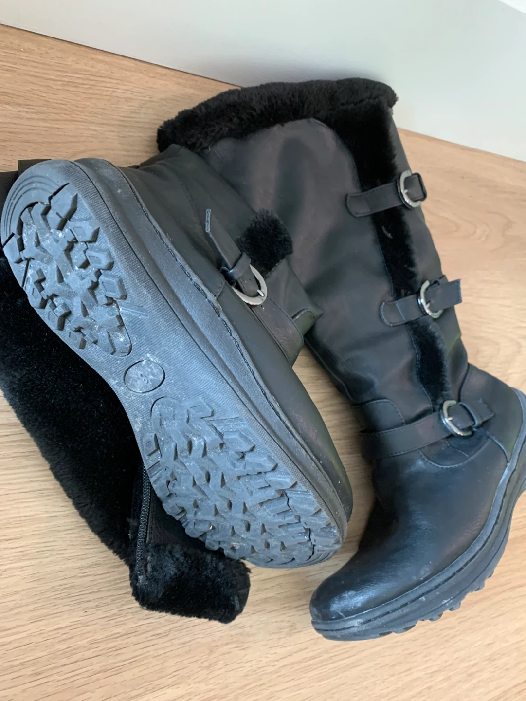 Black Winter Boots size 8 - photo 2