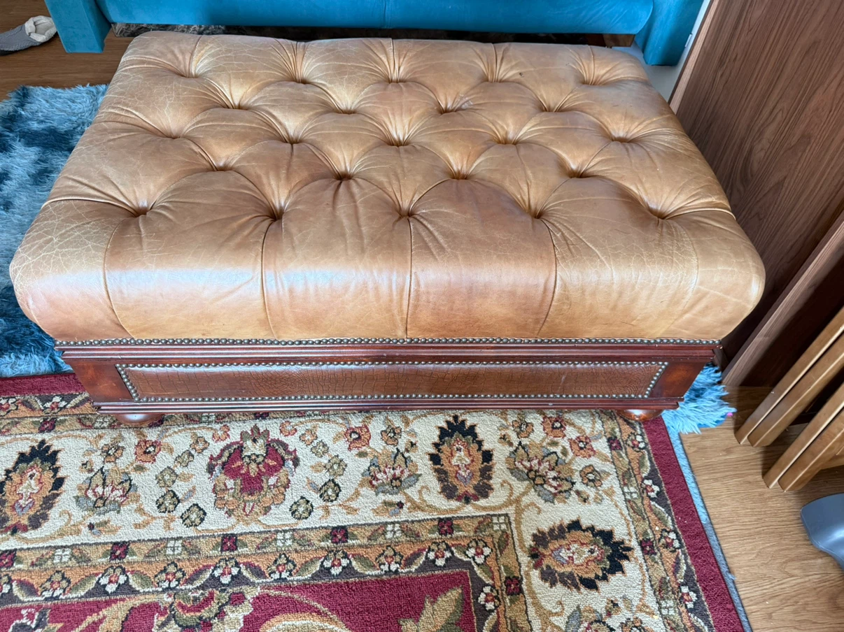 Selling A leather table - photo 2