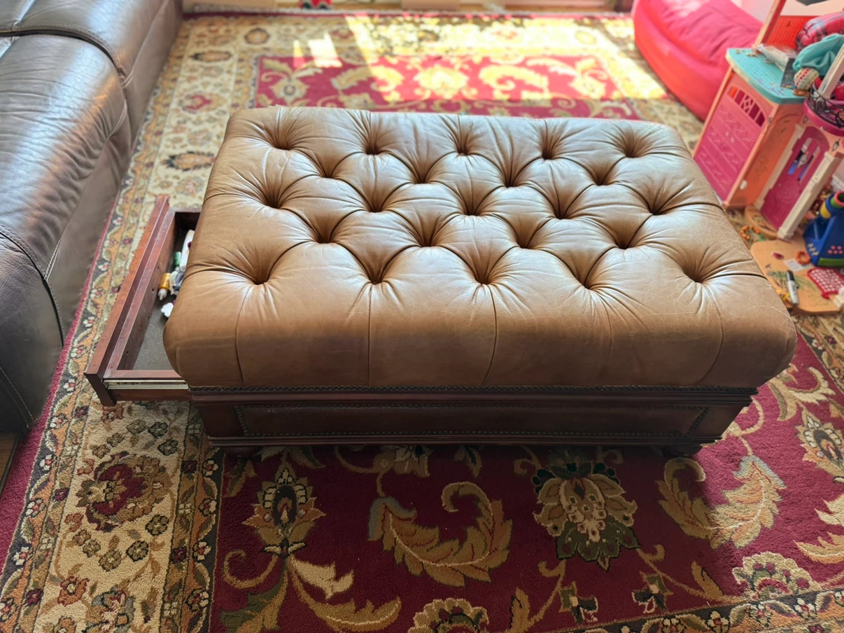 Selling A leather table - photo 3