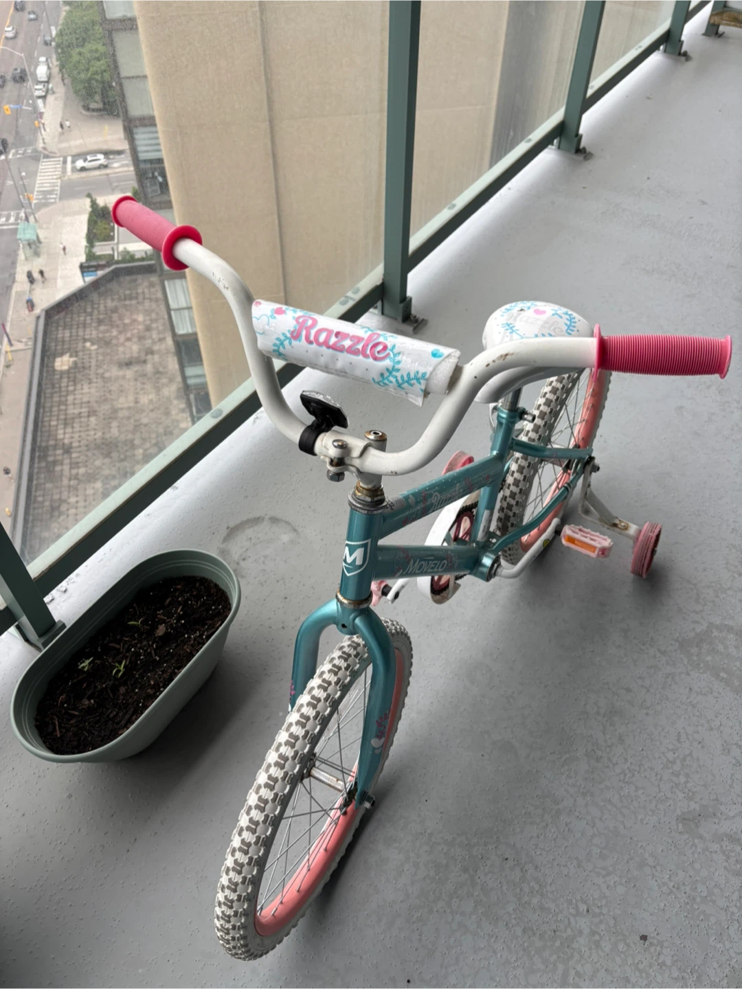 Movelo Razzle Kids Bike with Training Wheels