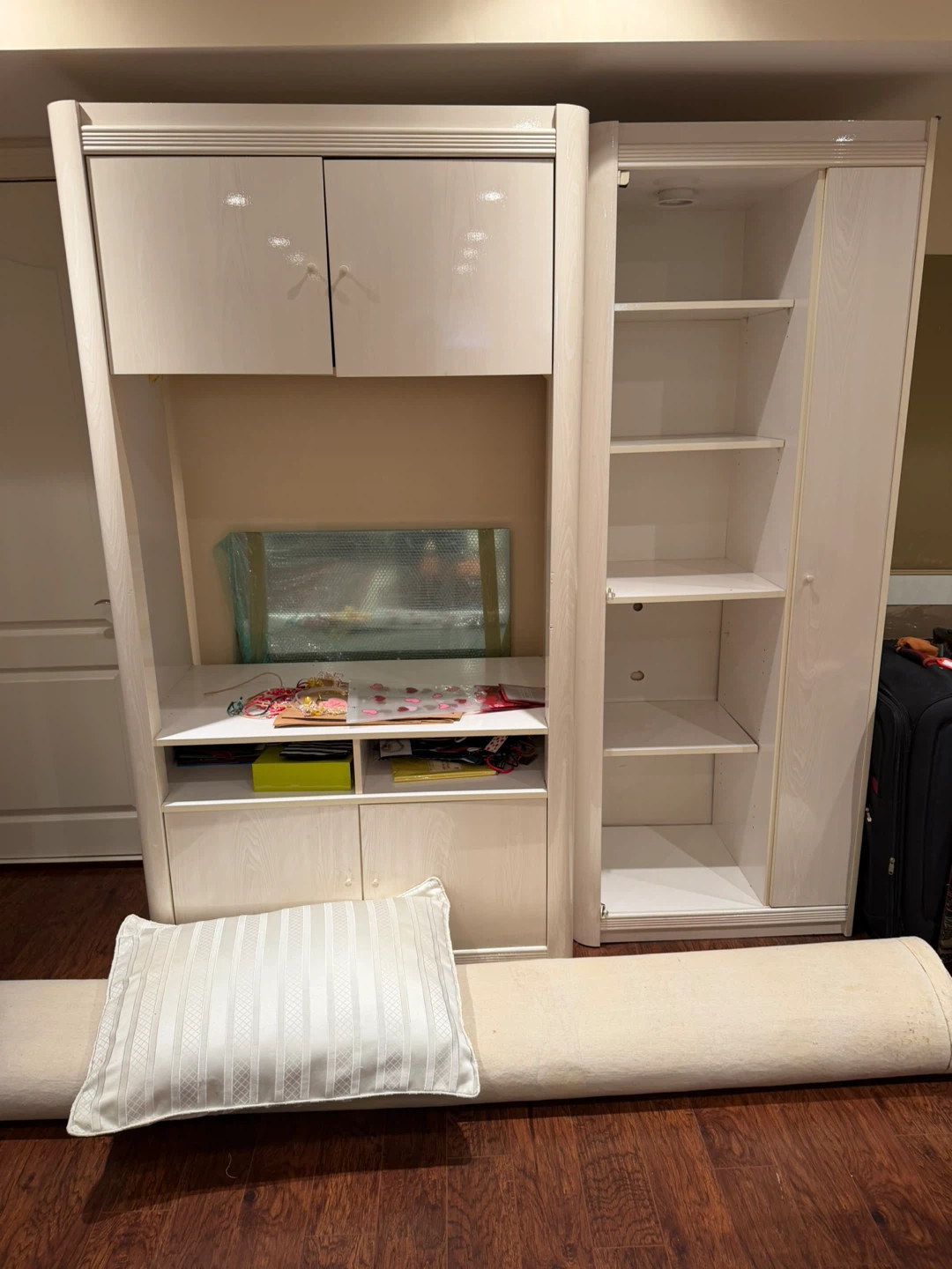 White Entertainment Unit with Shelving and Cabinetry
