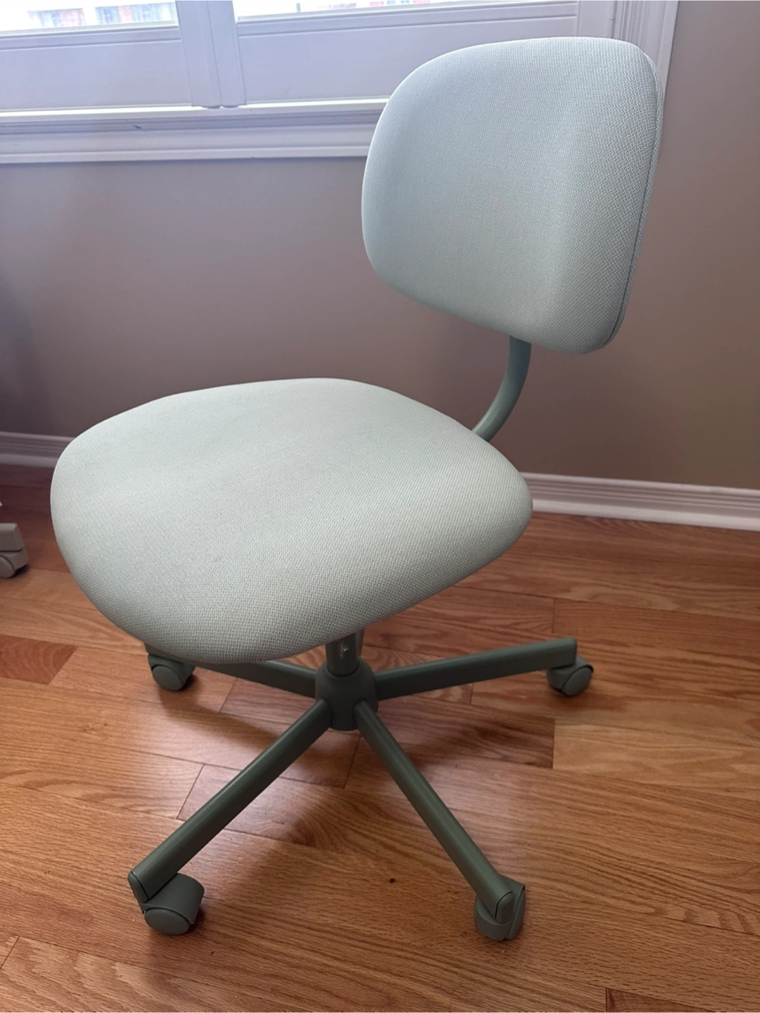 Light Green Swivel Office Chair with Wheels