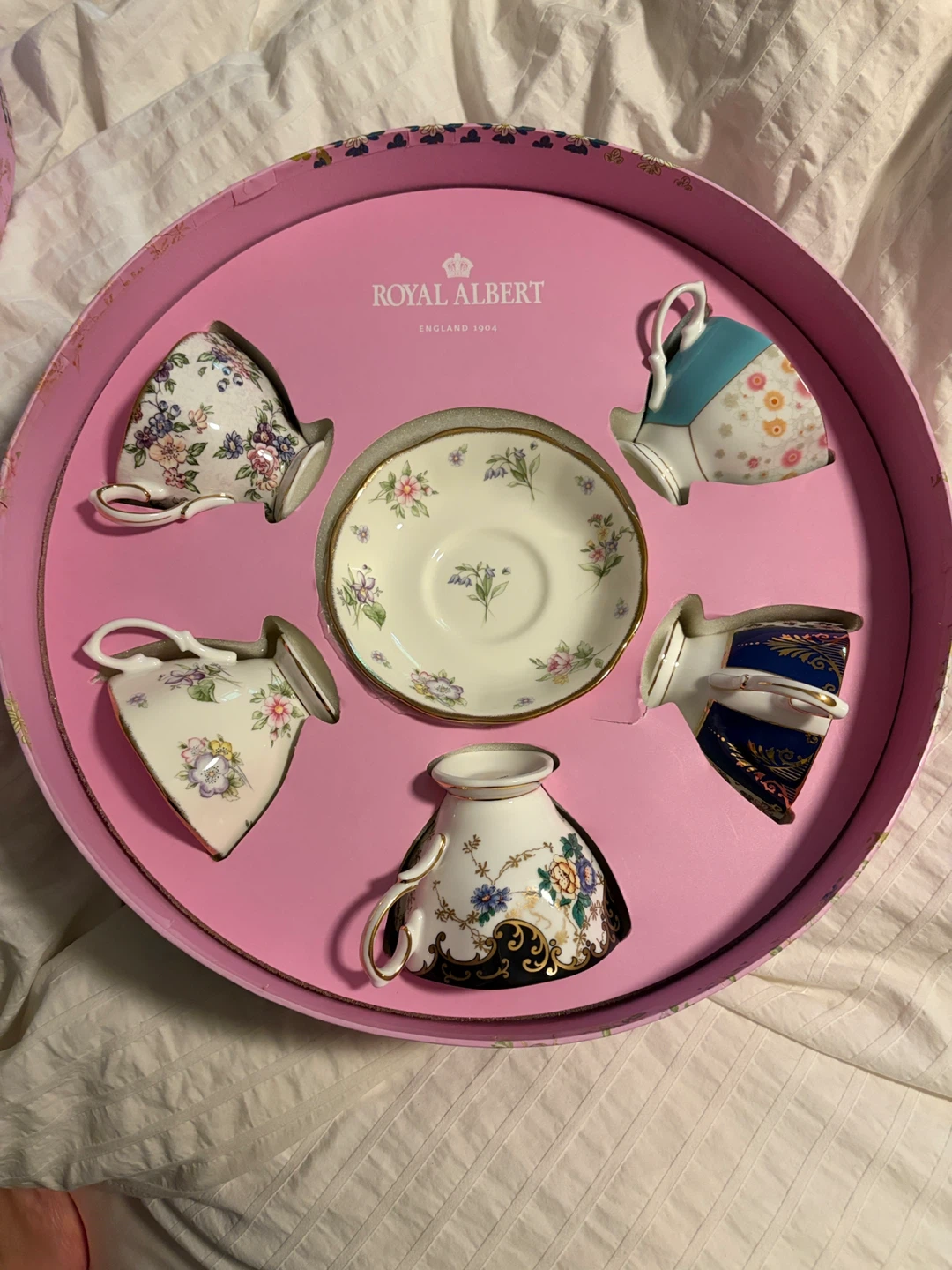 Royal Albert 100 Years 1900s-1940s Sets Teacups and Saucers - photo 2
