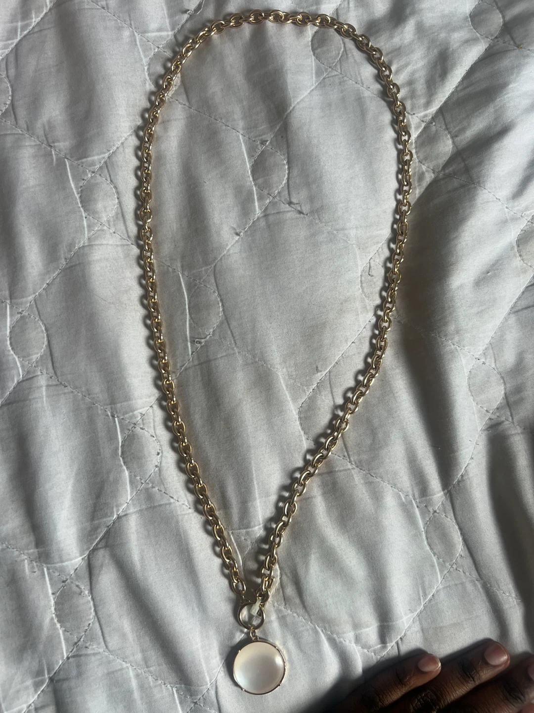 Gold tone necklace with white pendant - photo 3
