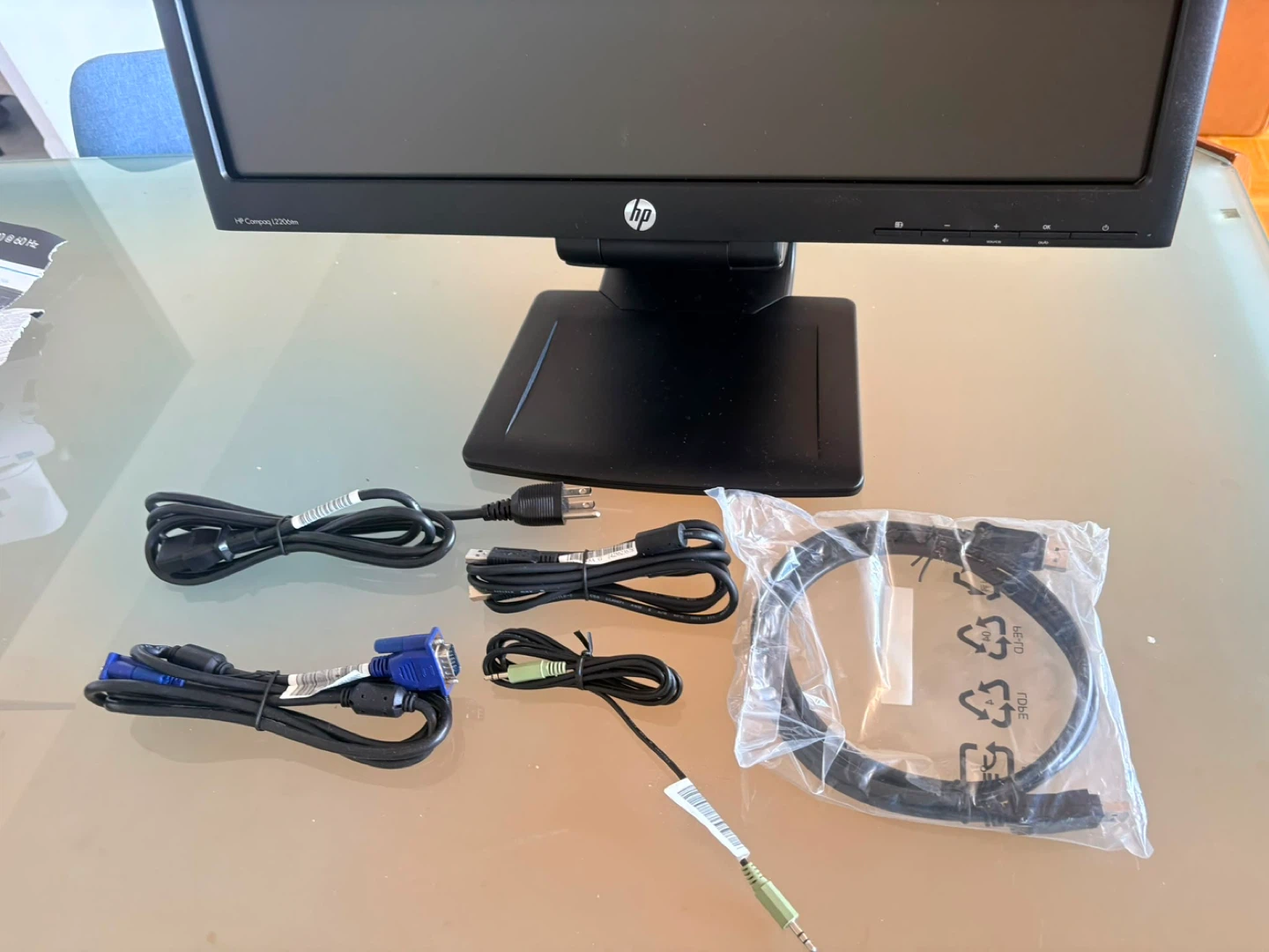 HP Compaq L2206tm 22-inch Monitor - photo 2