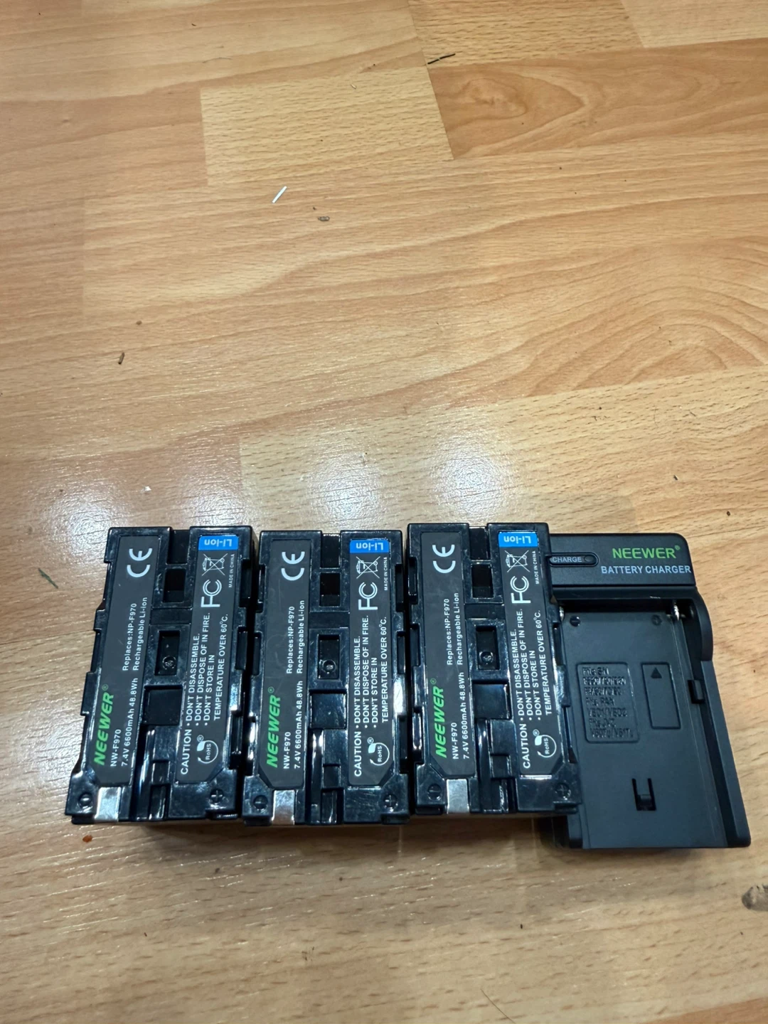 Neewer NP-F970 Rechargeable Battery Pack and Charger Set