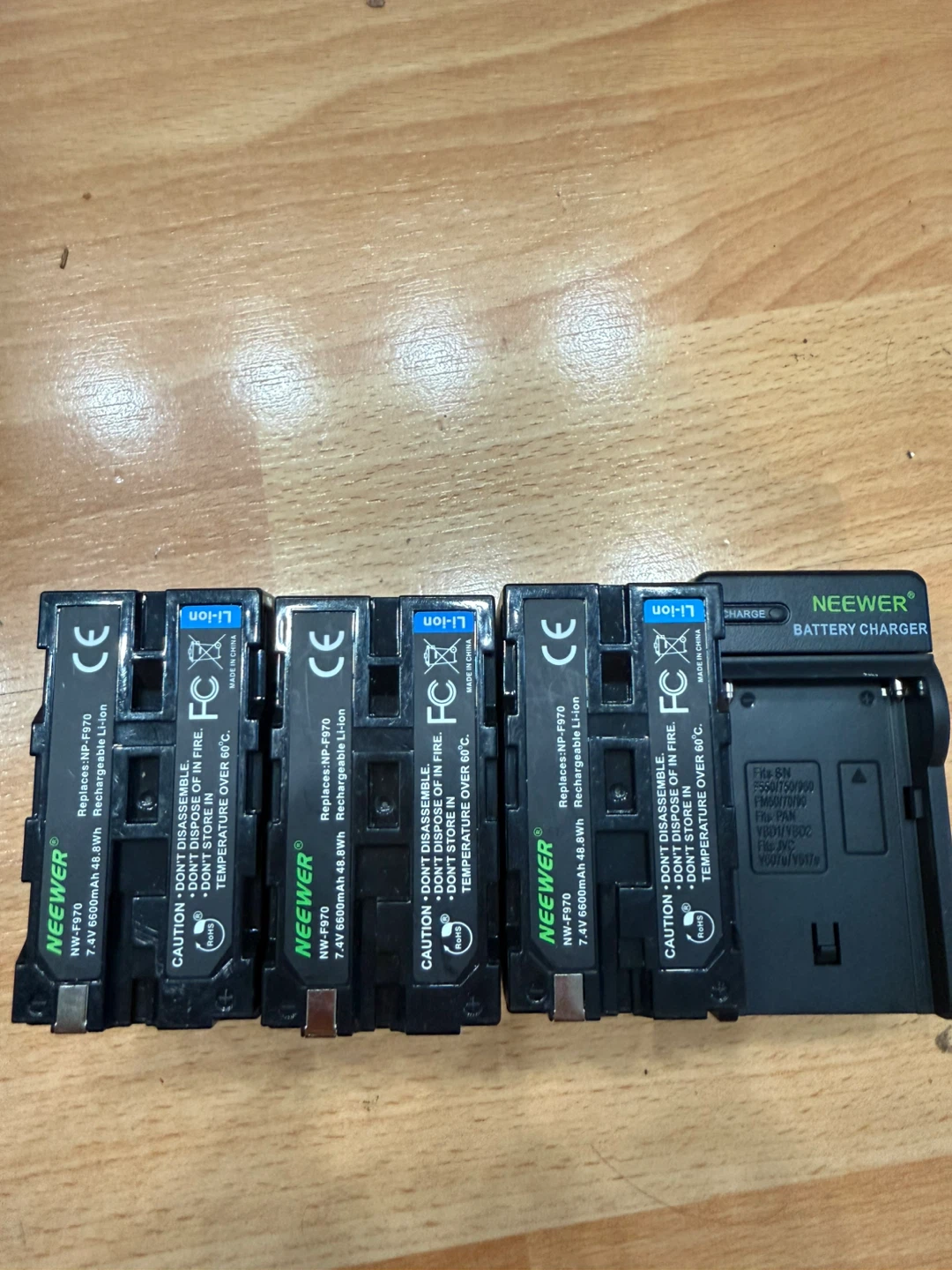 Neewer NP-F970 Rechargeable Battery Pack and Charger Set - photo 2