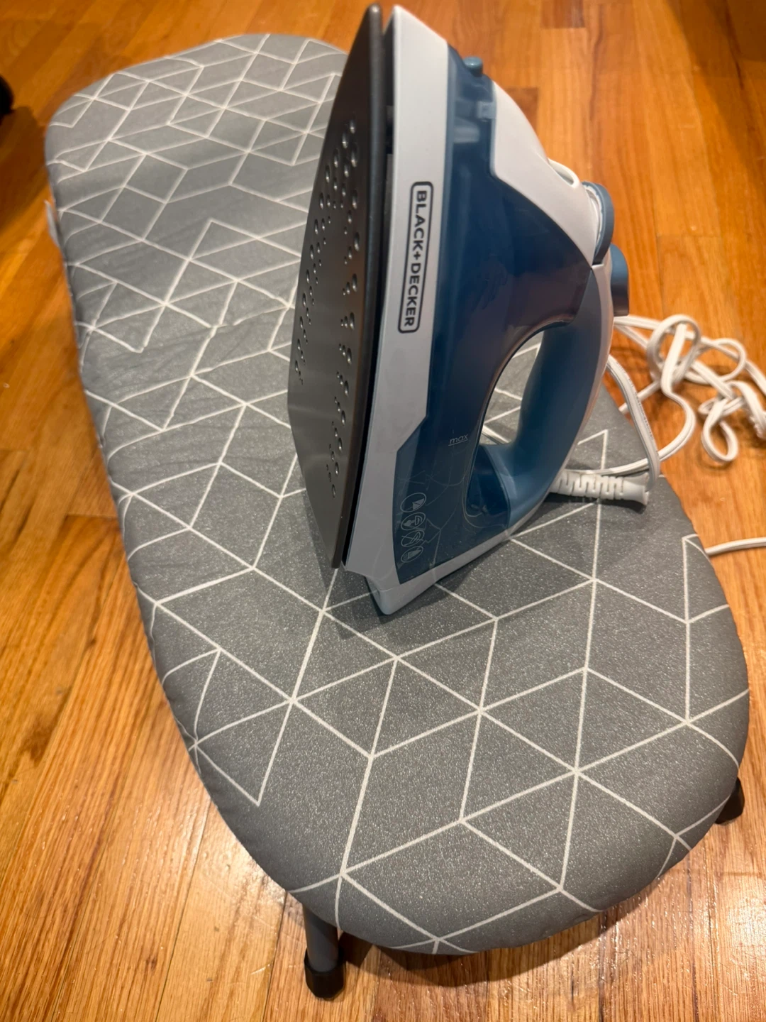 BLACK+DECKER Steam Iron and Ironing Board Set - photo 2