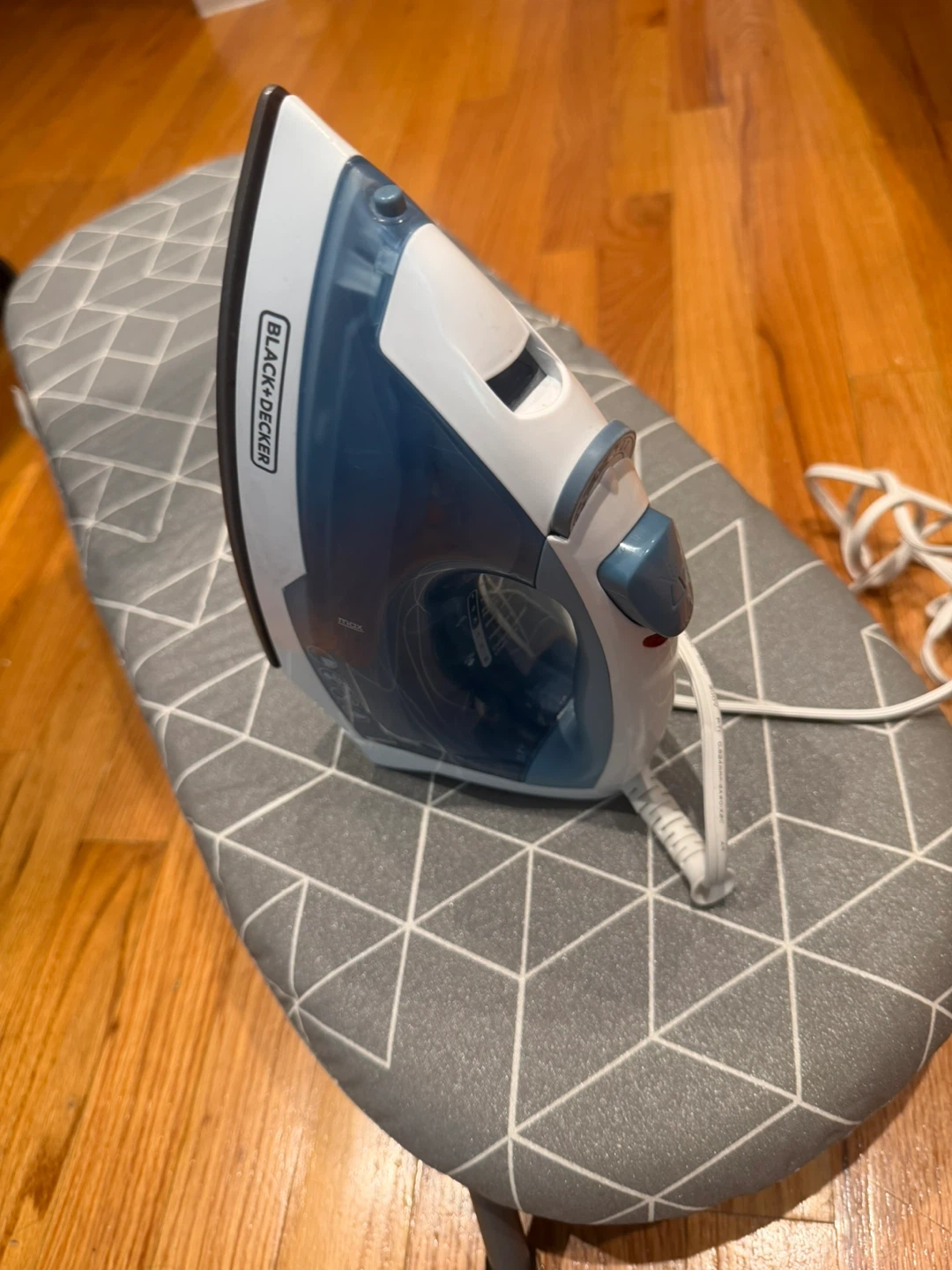 BLACK+DECKER Steam Iron and Ironing Board Set - photo 3