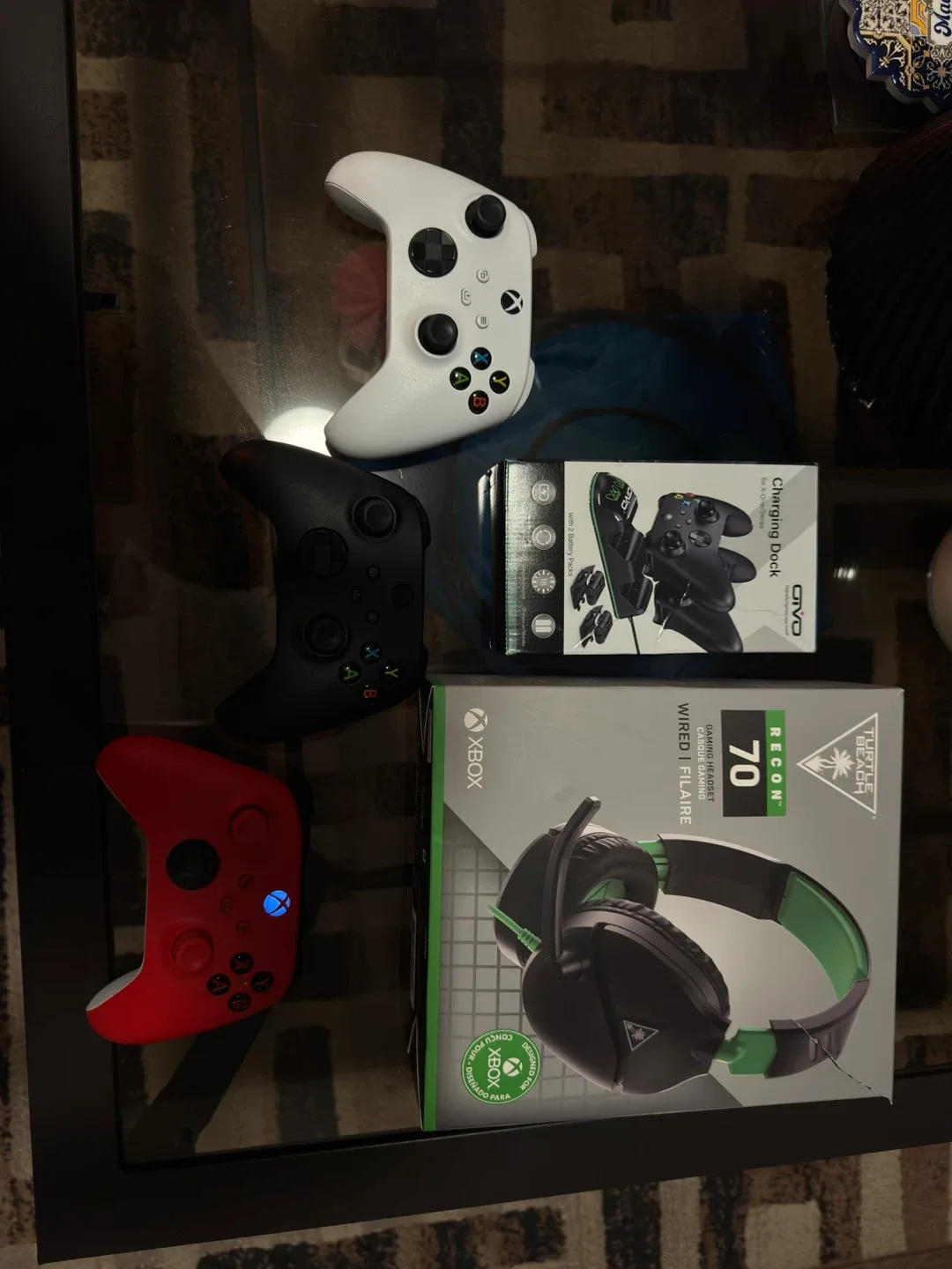 Xbox Series X + 3 controllers and charging dock - photo 3