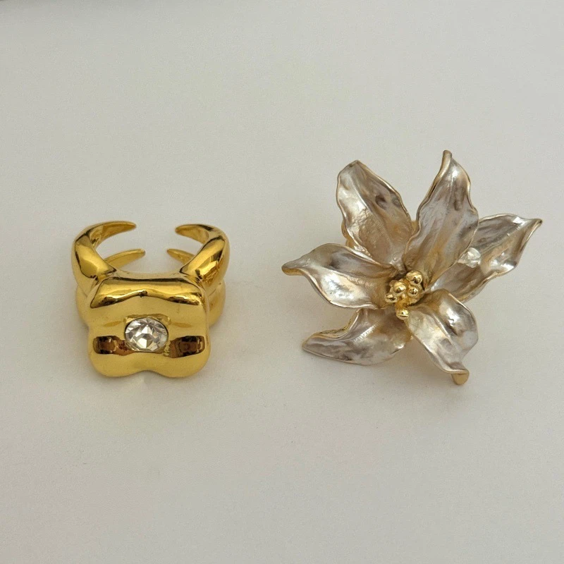 Gold Ring with Rhinestone and Flower