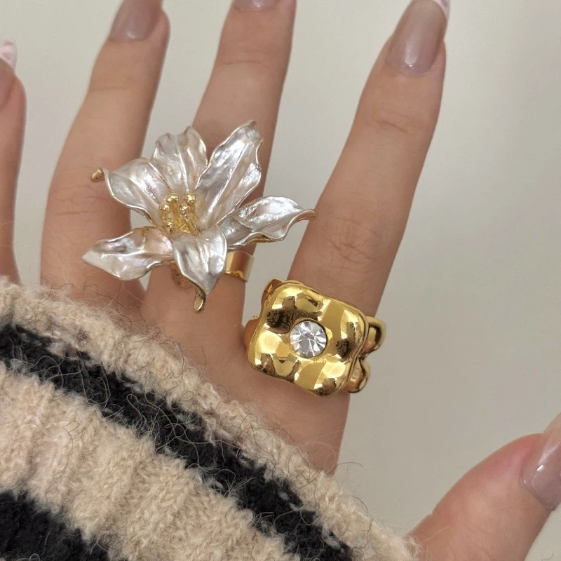 Gold Ring with Rhinestone and Flower - photo 2