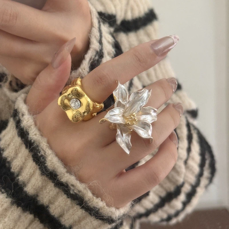 Gold Ring with Rhinestone and Flower - photo 3