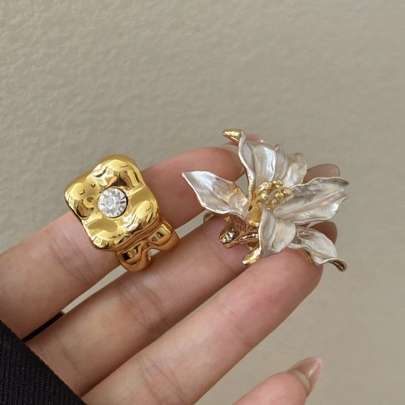 Gold Ring with Rhinestone and Flower - photo 4