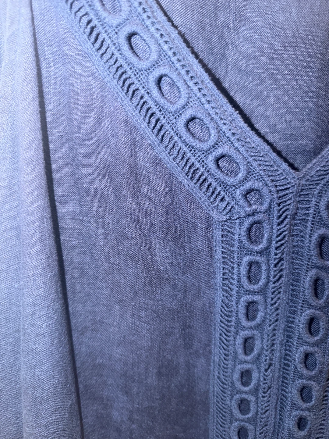 Blue sleeveless V-neck dress with eyelet details - photo 2
