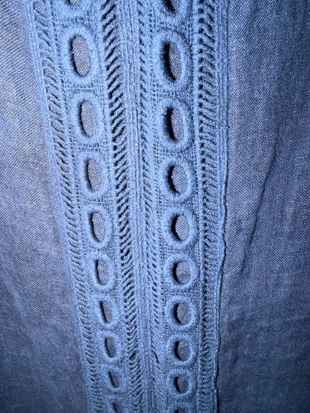 Blue sleeveless V-neck dress with eyelet details - photo 3