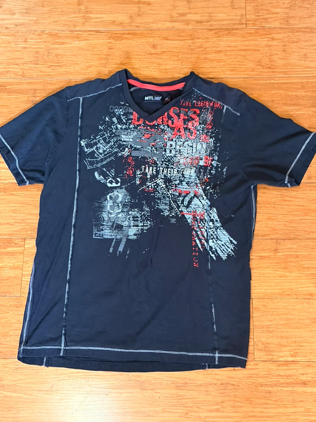 Mtl lab v neck t-shirt