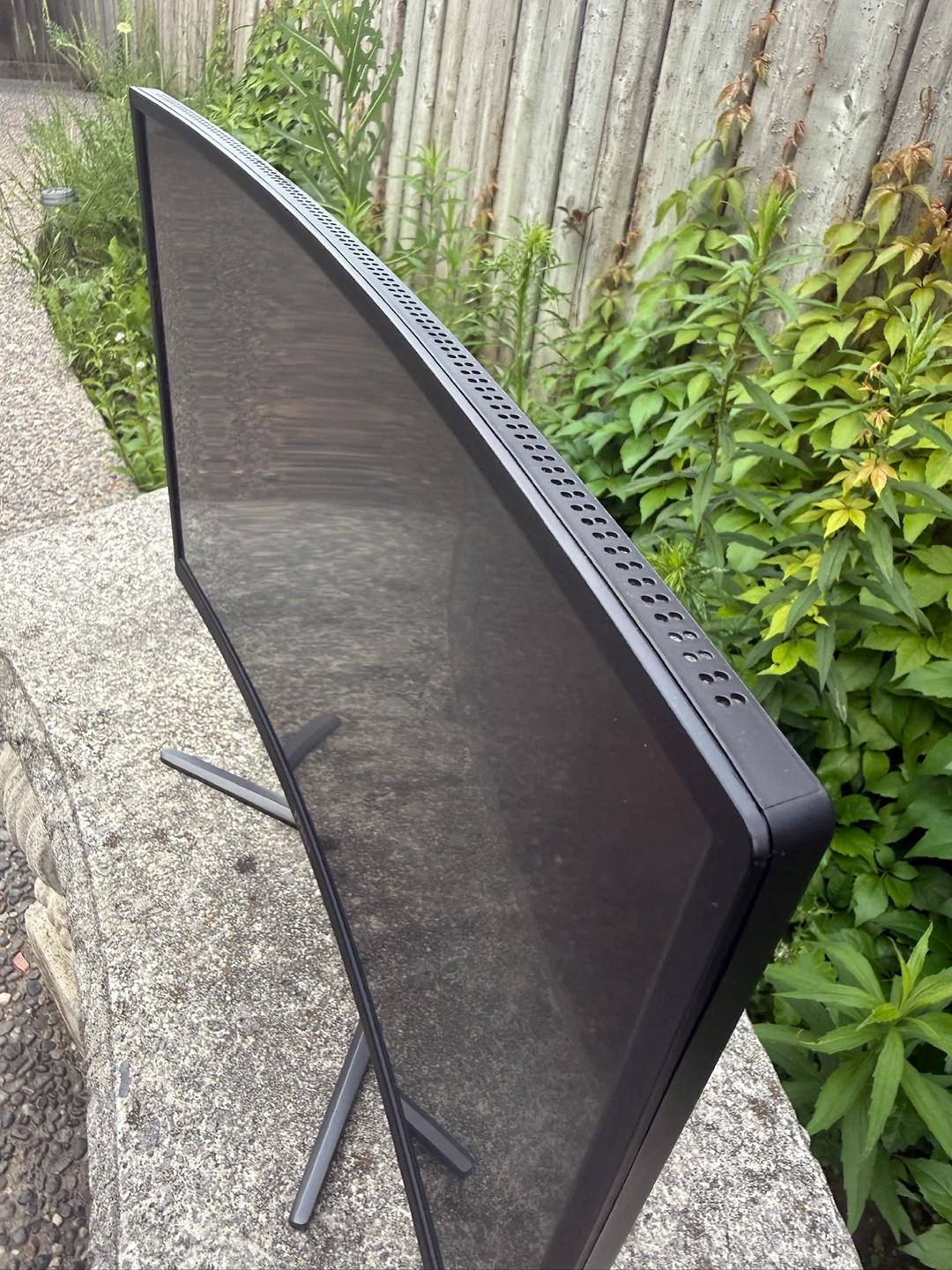 MSI Optix G24C 24-inch Curved Gaming Monitor - photo 3
