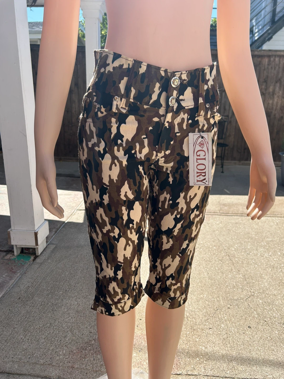 GLORY Camouflage Capri Pants