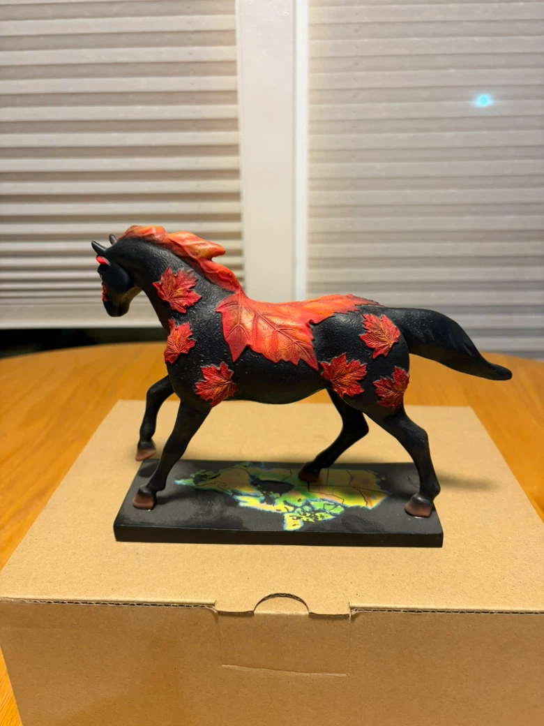Decorative Horse Figurine with Maple Leaf Design - photo 2