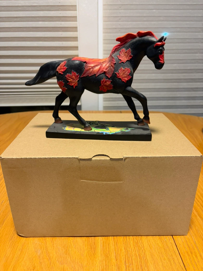 Decorative Horse Figurine with Maple Leaf Design - photo 3