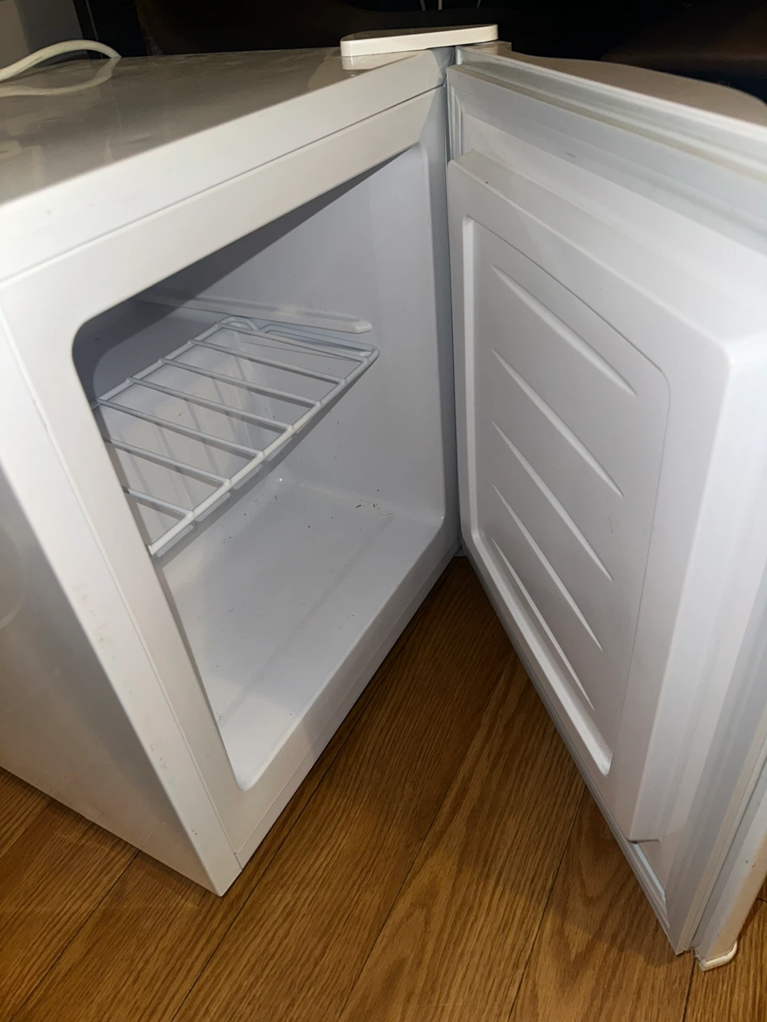 Igloo 1.1 Cu. Ft. Upright Freezer – Excellent Condition - photo 3
