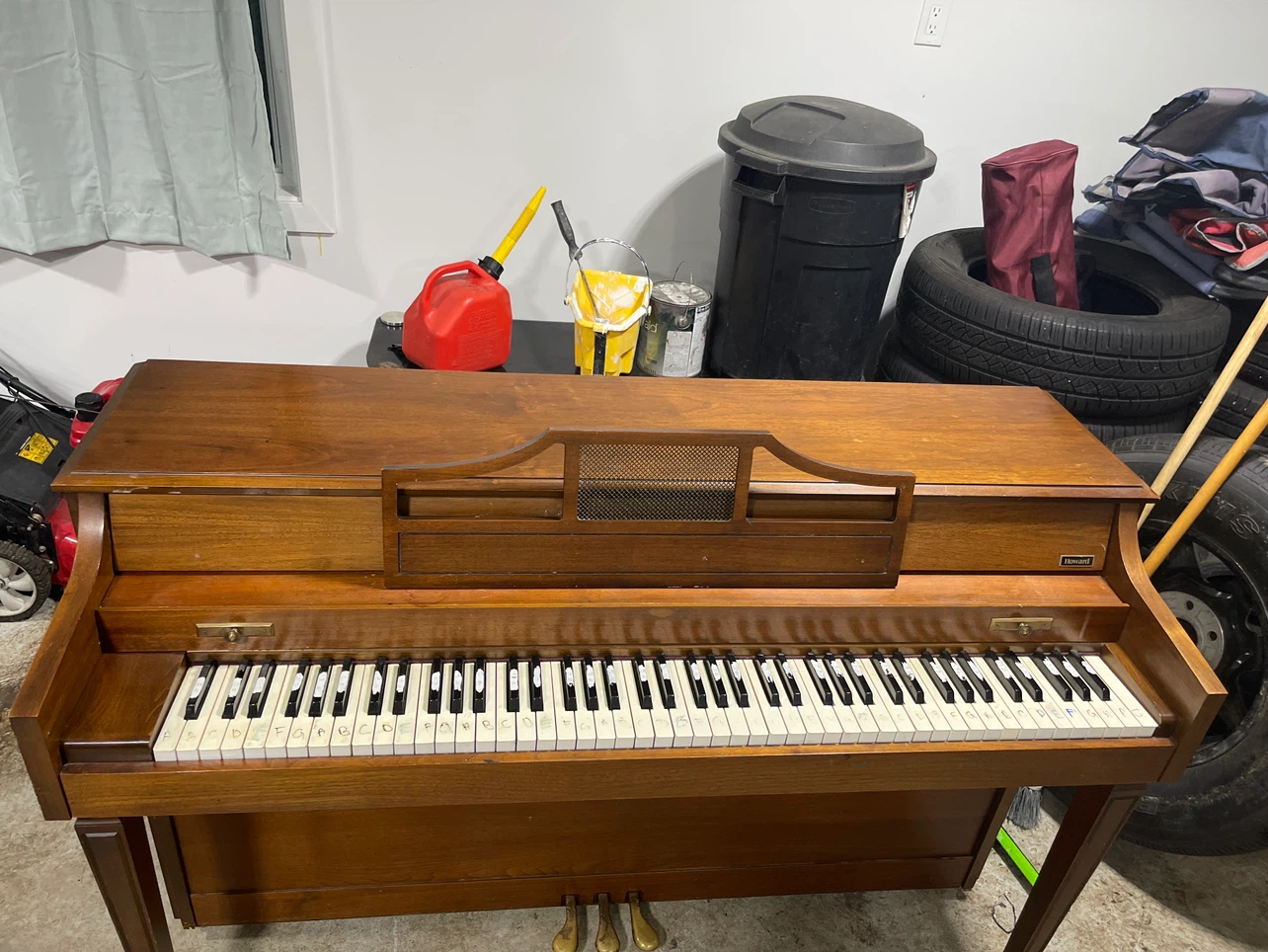 Howard Console Piano
