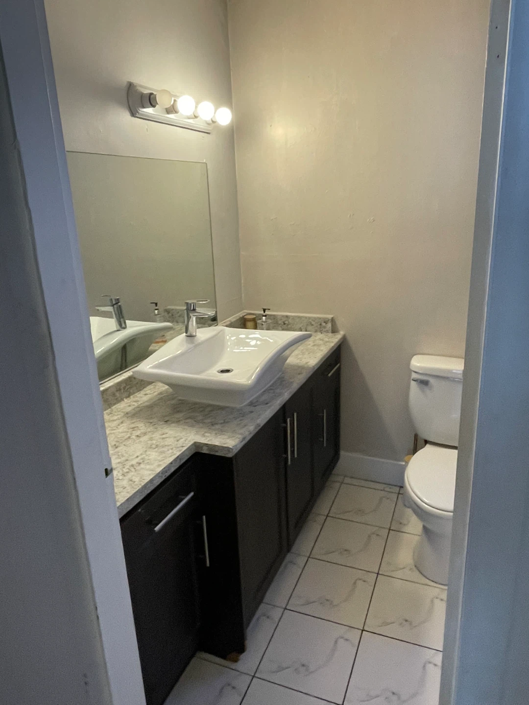 Small room for rent in Vancouver - photo 2