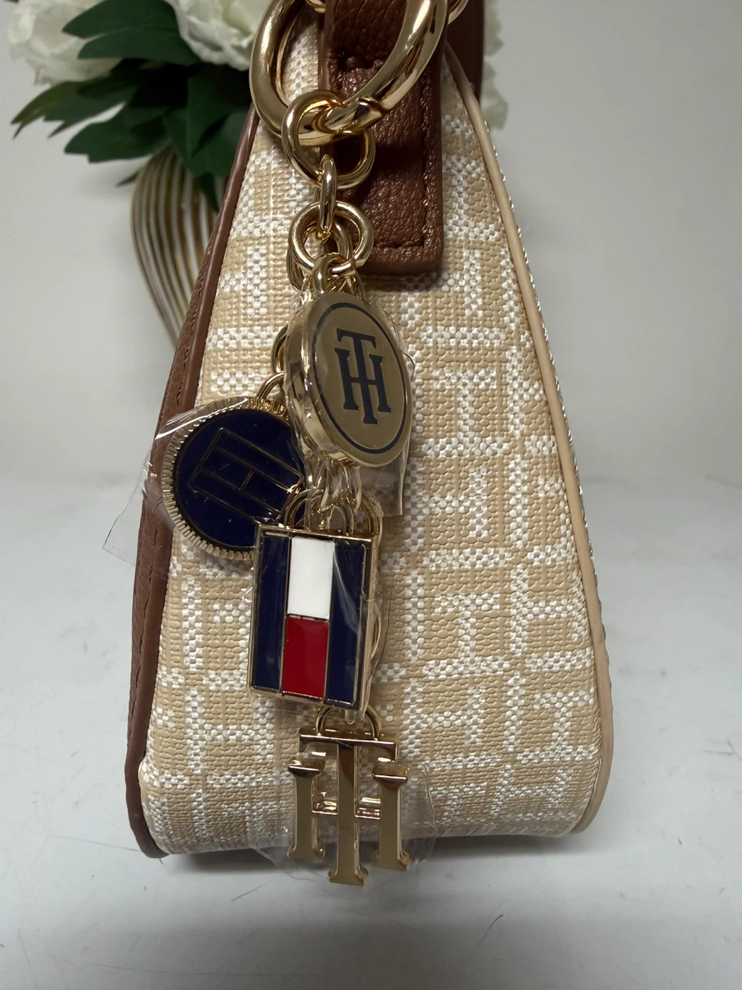 Tommy Hilfiger Monogram Shoulder Bag - photo 4